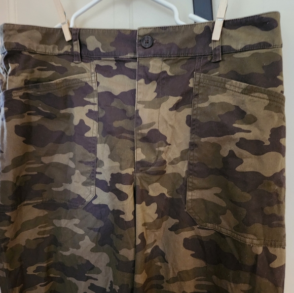 Women's Universal Thread Camo Pants - Picture 3 of 10